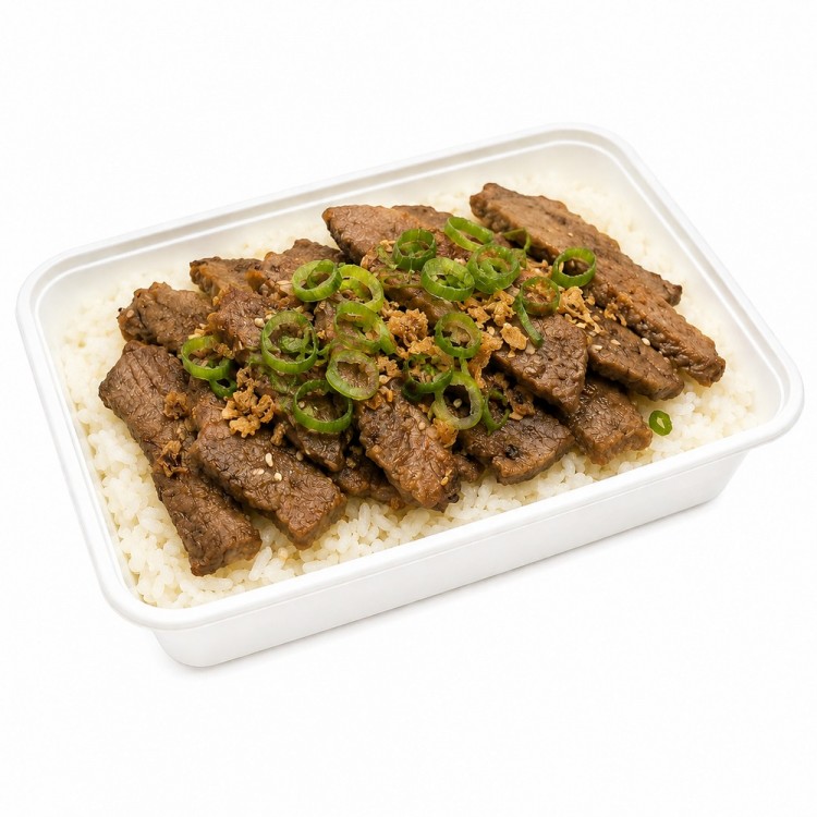 Warme Japanse witte rijst met beefplakjes Warme Japanse witte rijst met beefplakjes